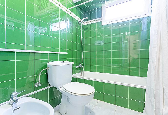 Family bathroom with bath and shower . - Villa Satalaia . (Photo Gallery) }}