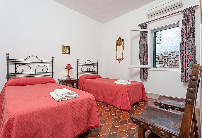 Twin bedroom with A/C . - Villa Satalaia . (Photo Gallery) }}