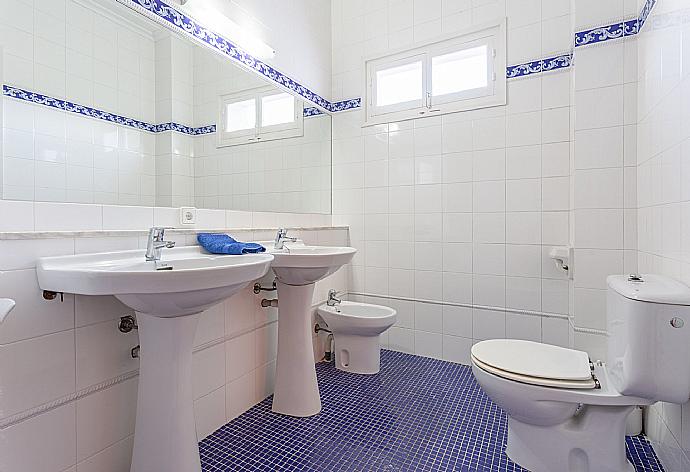 Family bathroom with shower . - Villa Satalaia . (Photo Gallery) }}