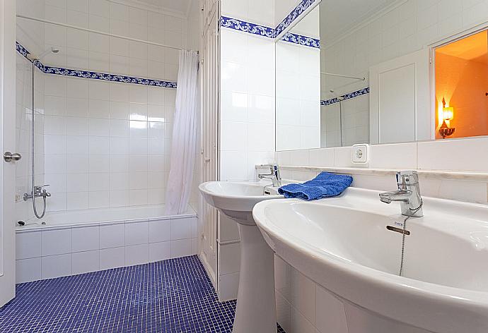 Family bathroom with shower . - Villa Satalaia . (Photo Gallery) }}