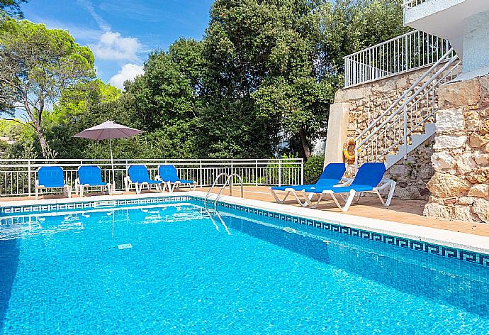 Private pool and terrace . - Villa Salzina . (Галерея фотографий) }}