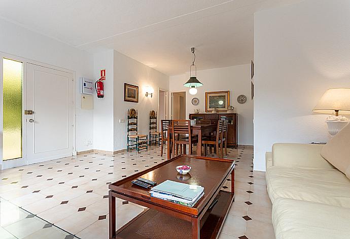 Open-plan living room with sofas, dining area, kitchen, WiFi internet, satellite TV, DVD player, and upper terrace access . - Villa Salzina . (Fotogalerie) }}