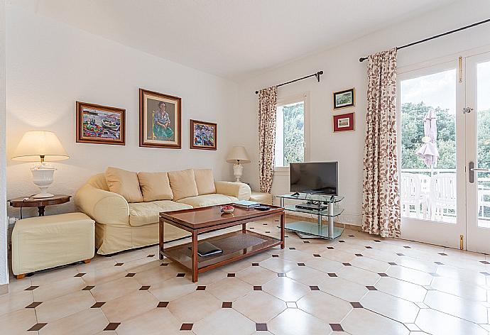 Open-plan living room with sofas, dining area, kitchen, WiFi internet, satellite TV, DVD player, and upper terrace access . - Villa Salzina . (Fotogalerie) }}