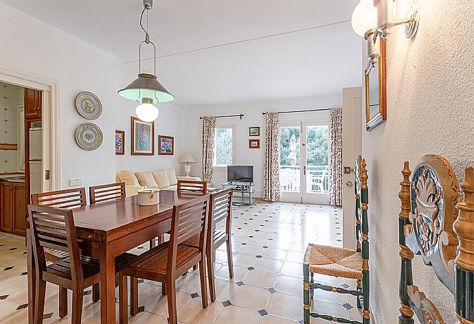 Open-plan living room with sofas, dining area, kitchen, WiFi internet, satellite TV, DVD player, and upper terrace access . - Villa Salzina . (Fotogalerie) }}