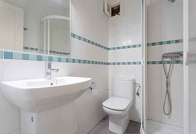 En suite bathroom with shower . - Villa Salzina . (Galleria fotografica) }}