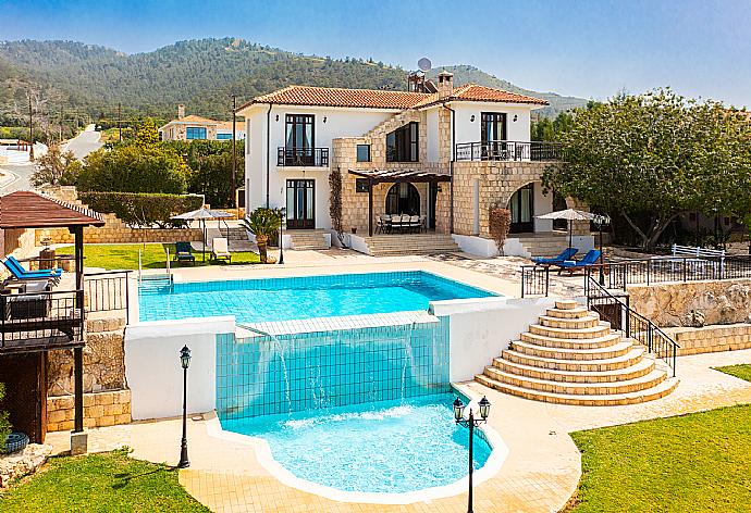 ,Beautiful villa with private infinity pool, terrace, and garden with panoramic sea views . - Villa Minoas . (Galería de imágenes) }}