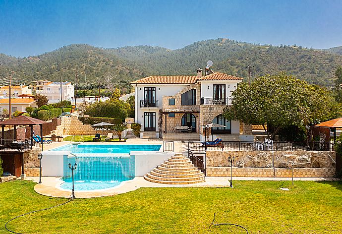 Beautiful villa with private infinity pool, terrace, and garden with panoramic sea views . - Villa Minoas . (Fotogalerie) }}