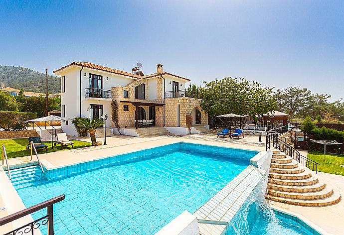 Beautiful villa with private infinity pool, terrace, and garden with panoramic sea views . - Villa Minoas . (Galerie de photos) }}