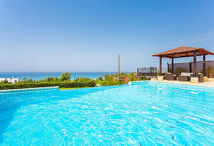 Private infinity pool, terrace, and garden with panoramic sea views . - Villa Minoas . (Galería de imágenes) }}