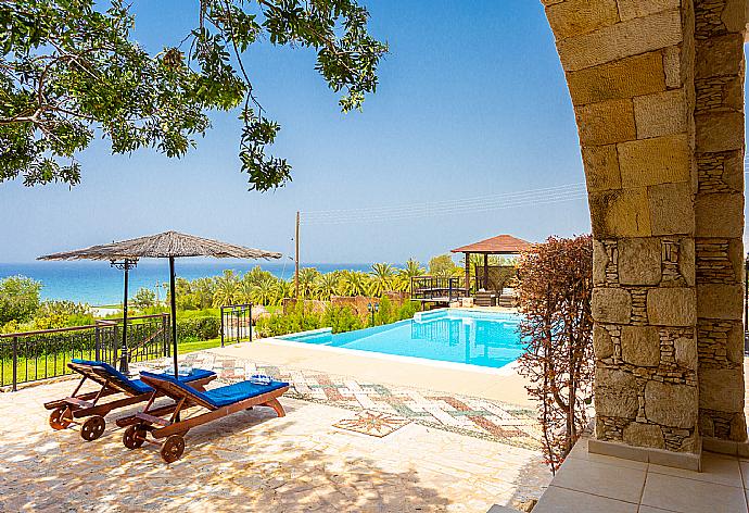 Private infinity pool, terrace, and garden with panoramic sea views . - Villa Minoas . (Galleria fotografica) }}