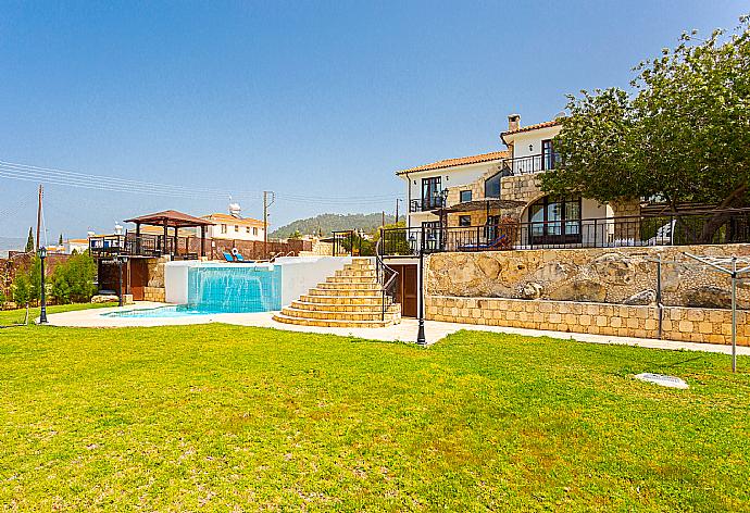 private infinity pool, terrace, and garden with panoramic sea views . - Villa Minoas . (Galería de imágenes) }}