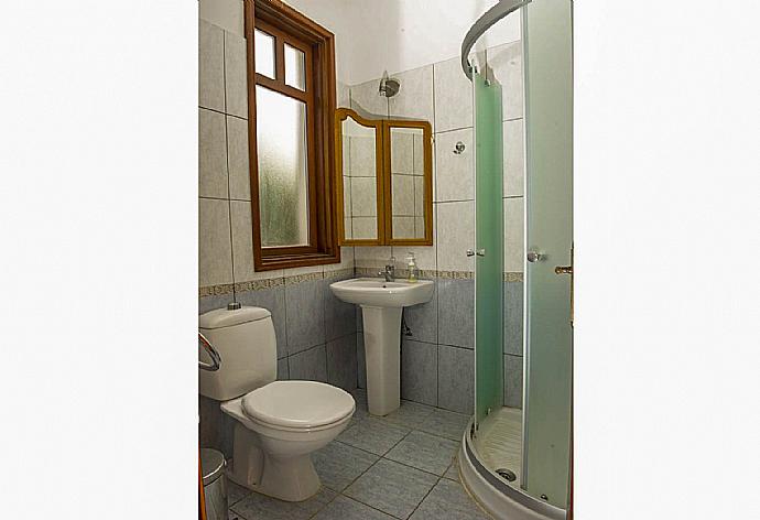 Family bathroom  . - Villa Minoas . (Fotogalerie) }}