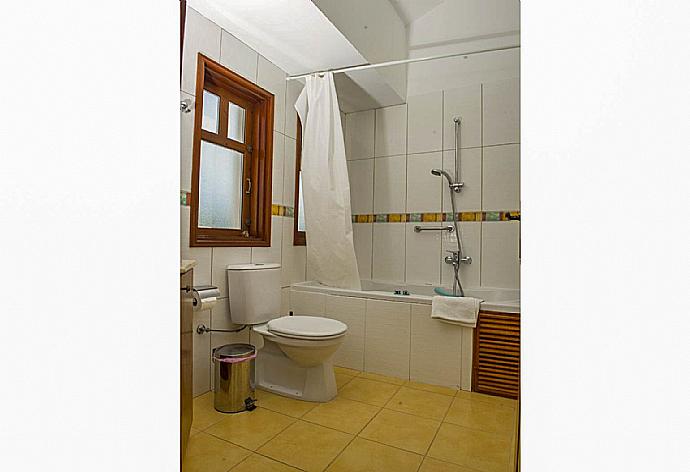 Family bathroom  . - Villa Minoas . (Fotogalerie) }}