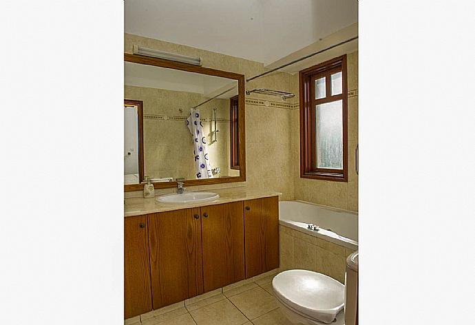 Family bathroom  . - Villa Minoas . (Galerie de photos) }}