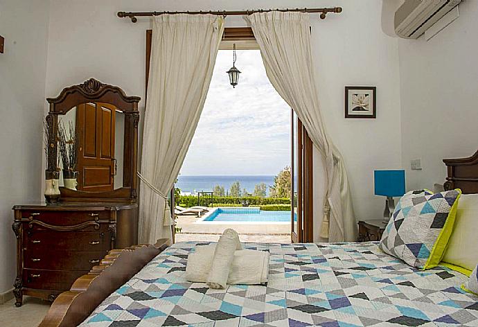 Double bedroom with pool view  . - Villa Minoas . (Galería de imágenes) }}