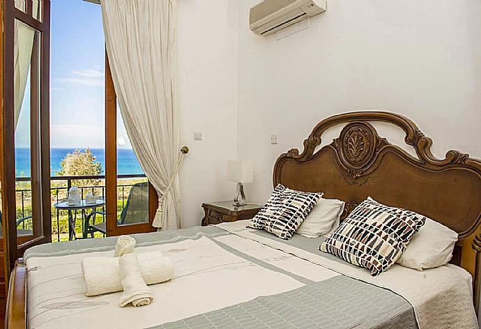 Double bedroom  . - Villa Minoas . (Photo Gallery) }}