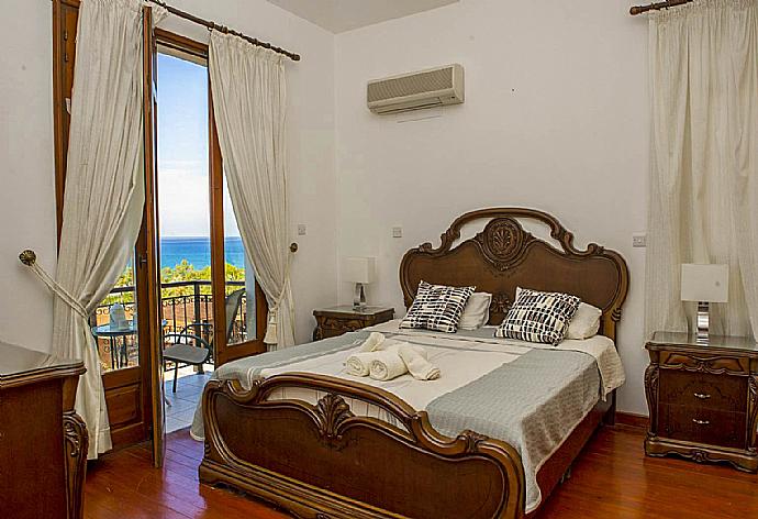 Double bedroom  . - Villa Minoas . (Photo Gallery) }}