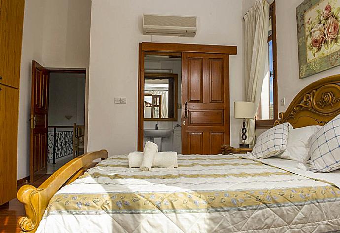 Double bedroom with family bath  . - Villa Minoas . (Photo Gallery) }}