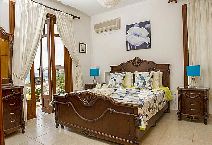 Double bedroom with AC . - Villa Minoas . (Galería de imágenes) }}