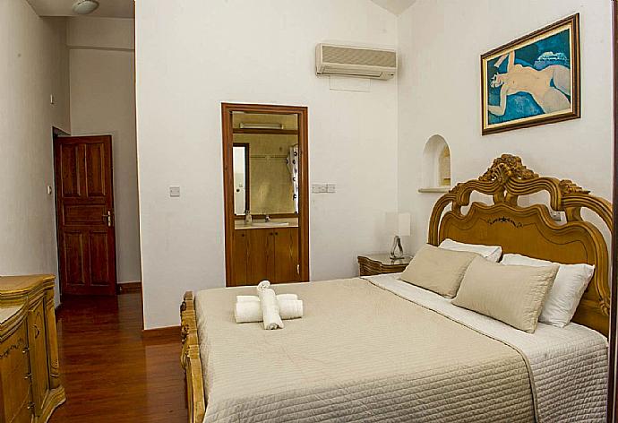 Double bedroom with family bath  . - Villa Minoas . (Photo Gallery) }}