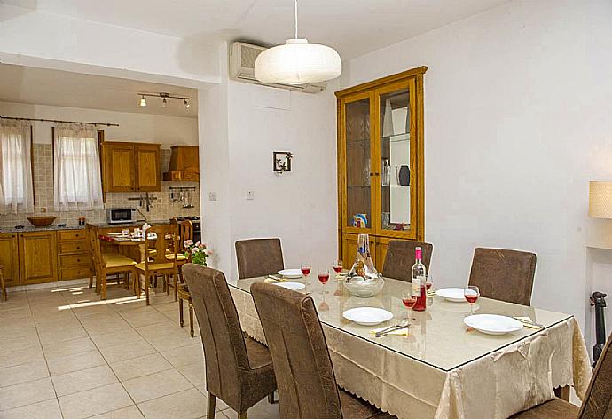 Indoor dining area  . - Villa Minoas . (Fotogalerie) }}