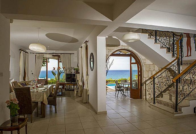 Living area and the staircase  . - Villa Minoas . (Fotogalerie) }}