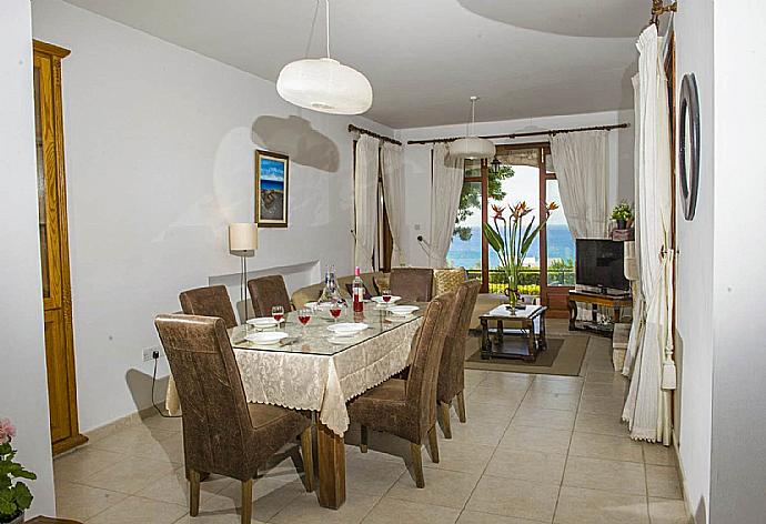 Indoor dining area  . - Villa Minoas . (Galería de imágenes) }}