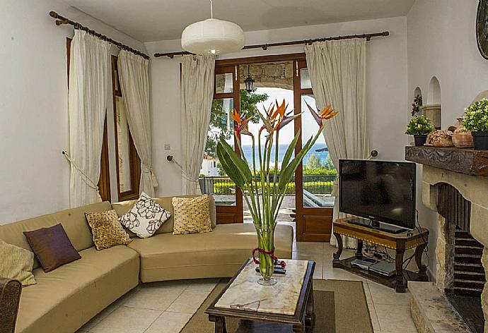 Living area with TV  . - Villa Minoas . (Galería de imágenes) }}