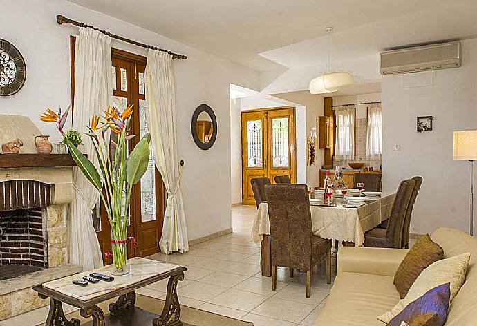 Living area with fireplace . - Villa Minoas . (Galería de imágenes) }}