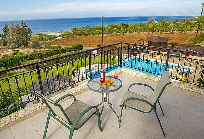 Balcony with outdoor dining  . - Villa Minoas . (Photo Gallery) }}