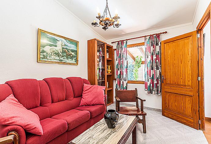 Living room with sofa, dining area, ornamental fireplace, WiFi internet, satellite TV, and DVD player . - Villa El Pont . (Galería de imágenes) }}