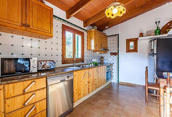 Equipped kitchen and dining area . - Villa El Pont . (Photo Gallery) }}