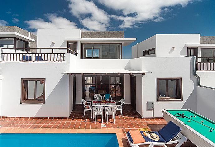 Private pool with terrace area and pool table . - Villa Julianne 3 . (Fotogalerie) }}