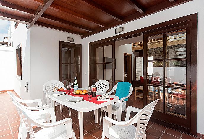 Terrace area . - Villa Julianne 3 . (Photo Gallery) }}