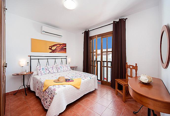 Double bedroom with A/C, en suite bathroom and balcony access . - Villa Julianne 3 . (Galería de imágenes) }}