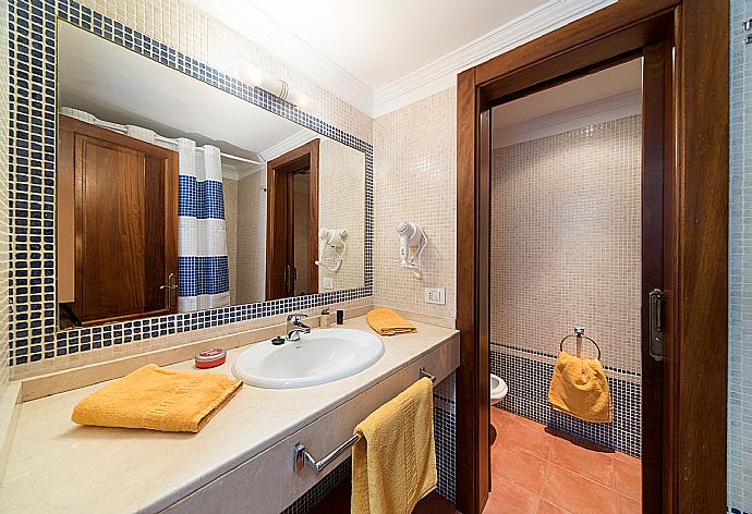 En suite bathroom with bath and overhead shower . - Villa Julianne 3 . (Galería de imágenes) }}