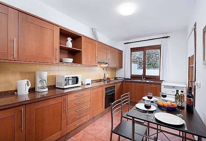 Equipped kitchen and dining area . - Villa Julianne 3 . (Galerie de photos) }}