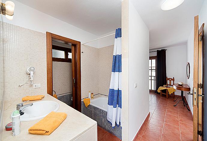 En suite bathroom with bath and overhead shower . - Villa Julianne 3 . (Fotogalerie) }}