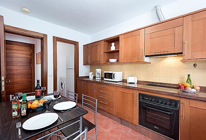 Equipped kitchen and dining area . - Villa Julianne 3 . (Fotogalerie) }}