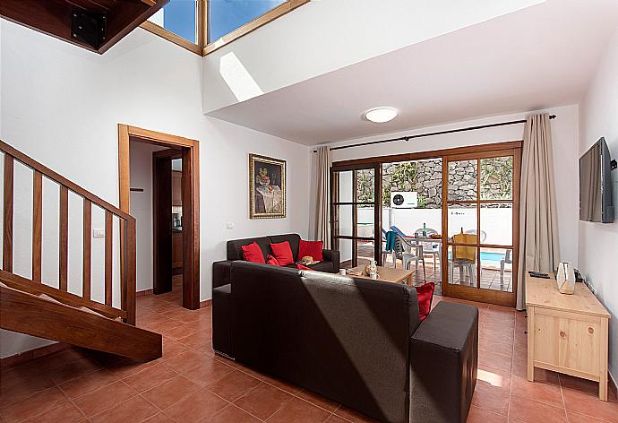 Living room with WiFi, TV, DVD player and terrace access . - Villa Julianne 3 . (Galerie de photos) }}