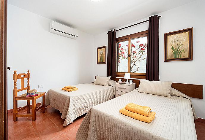 Twin bedroom with A/C . - Villa Julianne 3 . (Fotogalerie) }}