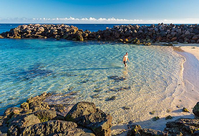 Bathe in crystal clear waters at Costa Teguise . - Villa Julianne 3 . (Photo Gallery) }}