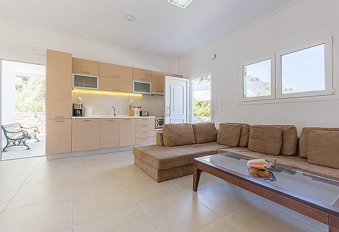 Open-plan living room on ground floor with dining area, terrace access, kitchen, A/C, WiFi Internet, and TV . - Villa Mia . (Galleria fotografica) }}