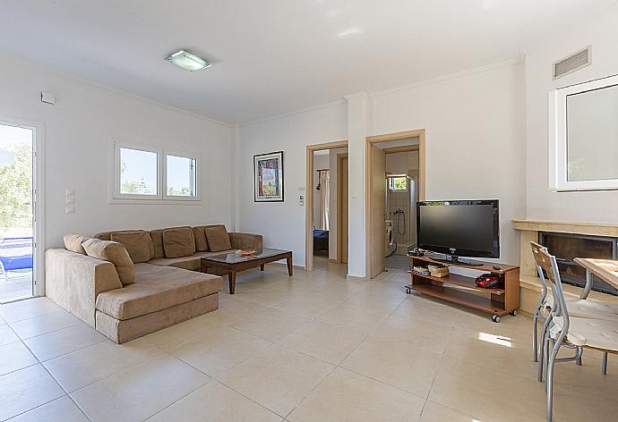 Open-plan living room on ground floor with dining area, terrace access, kitchen, A/C, WiFi Internet, and TV . - Villa Mia . (Fotogalerie) }}