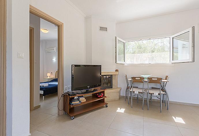 Open-plan living room on ground floor with dining area, terrace access, kitchen, A/C, WiFi Internet, and TV . - Villa Mia . (Galería de imágenes) }}