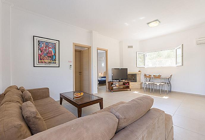 Open-plan living room on ground floor with dining area, terrace access, kitchen, A/C, WiFi Internet, and TV . - Villa Mia . (Galerie de photos) }}