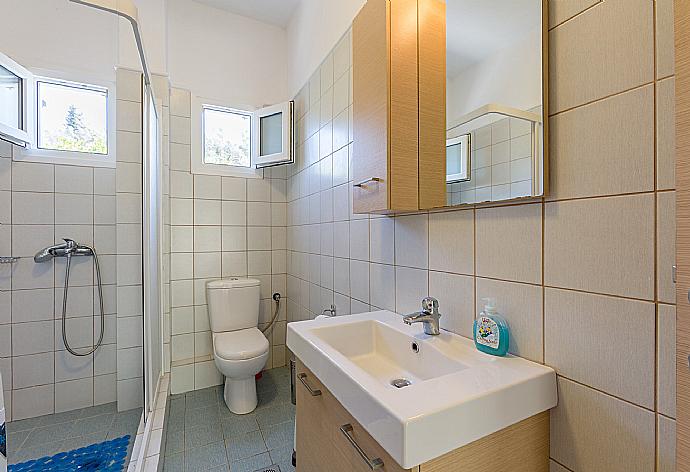 Family bathroom with overhead shower . - Villa Mia . (Galerie de photos) }}