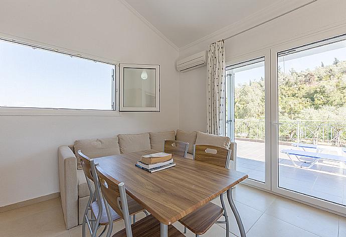 Open-plan living room on first floor with dining area, kitchen, double bed, terrace access, A/C, WiFi internet, and TV . - Villa Mia . (Galería de imágenes) }}