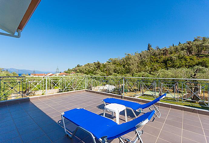 Terrace area on first floor . - Villa Mia . (Fotogalerie) }}