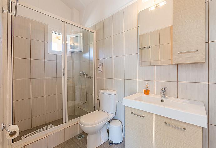 Family bathroom with overhead shower . - Villa Mia . (Galerie de photos) }}